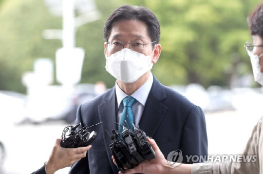 '드루킹 댓글 조작' 사건에 연루된 혐의로 기소된 김경수 경남지사가 대법원 선고일인 21일 경남도청으로 출근하며 취재진 질문에 답하고 있다. 연합뉴스